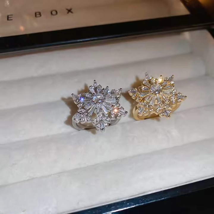 Sparkling Flower Rotating Ring – Adjustable Elegant Spinning Ring